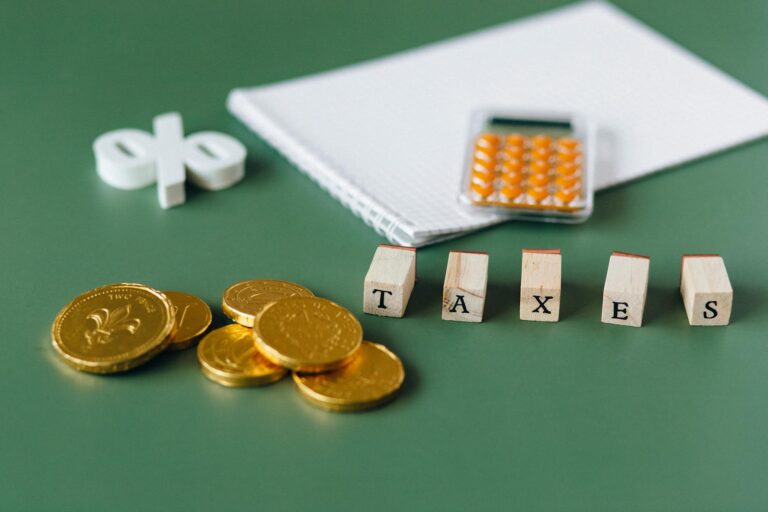 Gold Rises on Weaker Dollar Amid US-China Talks Focus