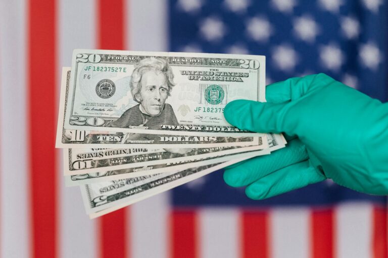 Is the Dollar in Trouble? Why US Stocks Still Hold the Edge