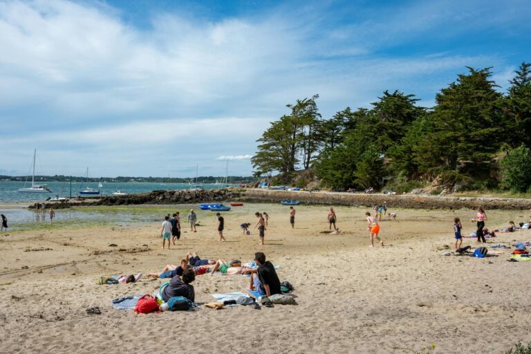 Why Rich Families Are Paying K for a Vacation – With a Therapist!