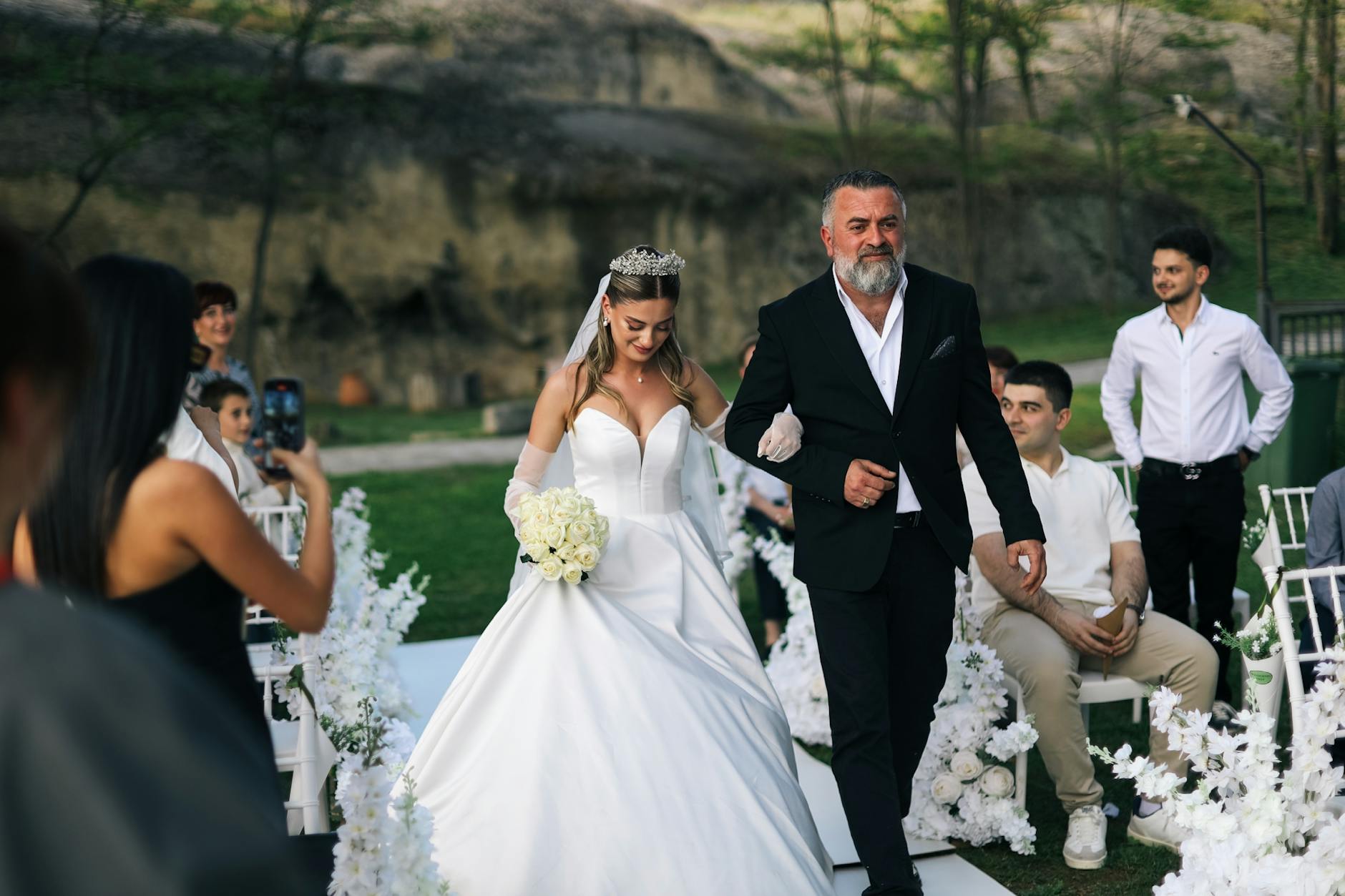 Bride s Tearful Search for Dad Instead of Groom You Won t 20250711185557369263