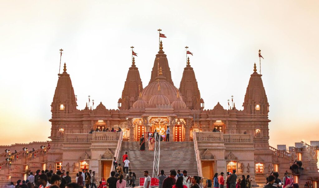 Devotees Swarm Mahavir Mandir at 5 AM Why This Somvari Is 20250714175541597579