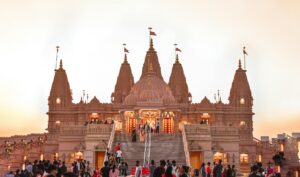 Devotees Swarm Mahavir Mandir at 5 AM – Why This Somvari Is Special!