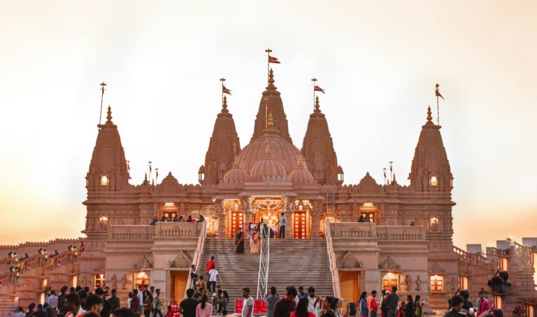 Devotees Swarm Mahavir Mandir at 5 AM – Why This Somvari Is Special!