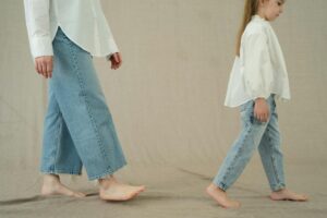 He Walked 105 KM Barefoot for His Daughter – What Happened Next Will Amaze You!