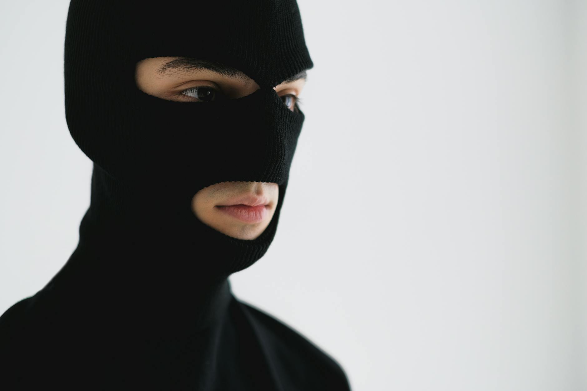 What Was Hidden in Their Clothes Airport Security Left Stun 20250719060205680110